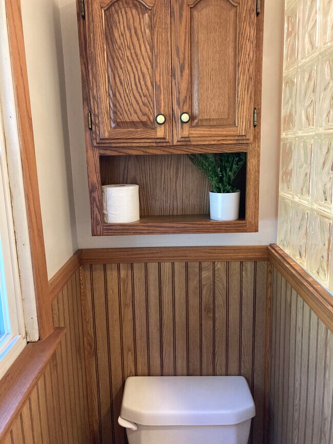 bath 1 - 422 W Melody Ave