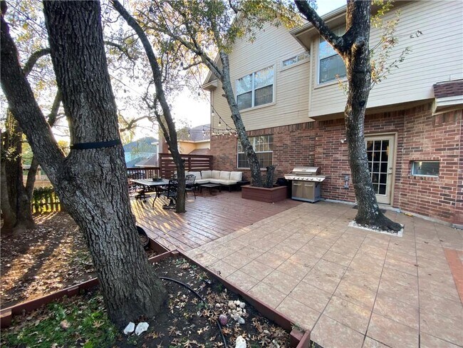 Building Photo - 10025 Circleview Dr