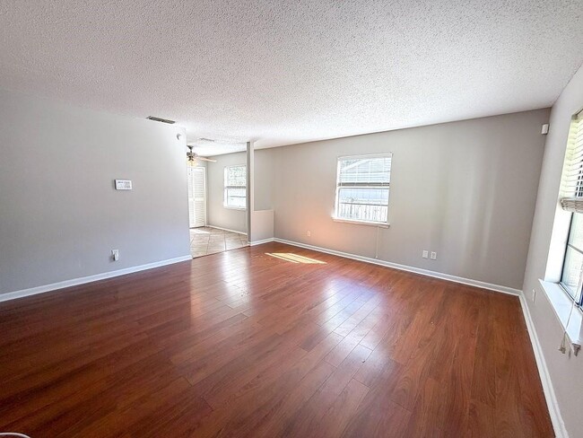 Building Photo - 817 Timbers Dr