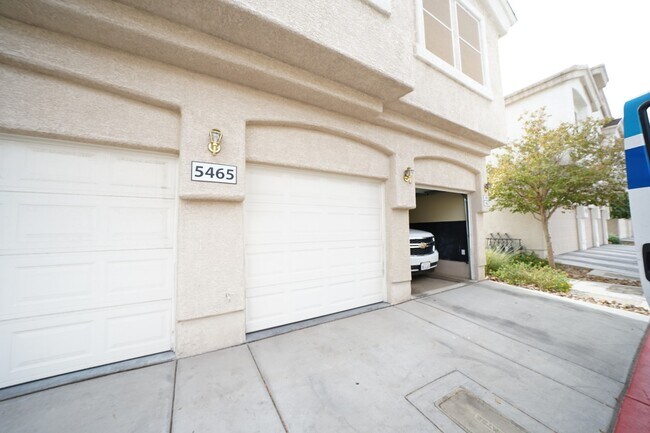 Building Photo - SHOWINGS AVAILABLE NOW