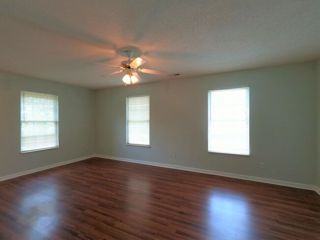 Building Photo - PRICE REDUCTION!!  FARRAGUT AREA 4 BEDROOM...