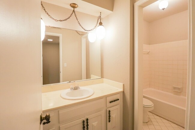 Building Photo - 2 Bed | 2 Bath in Central Tulsa!