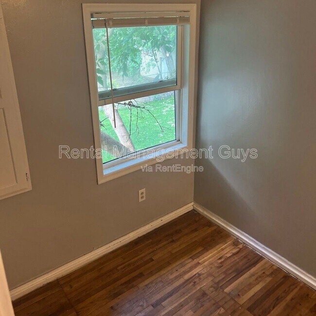 Building Photo - 2110 Fremont Ave N