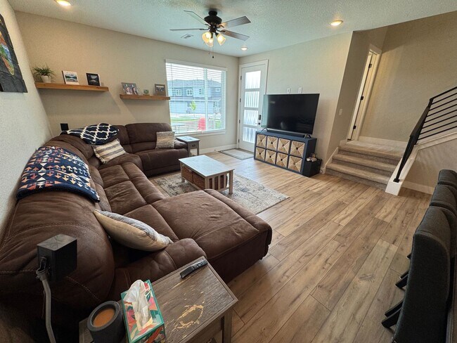 Building Photo - Modern 3-Bed, 2-Bath Townhome with Spaciou...