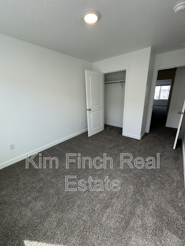 Building Photo - 887 E Seaside St