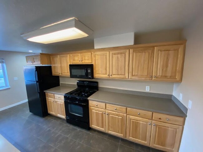 Building Photo - 3 Bedroom 2 Bath Basement Apartment of Sin...