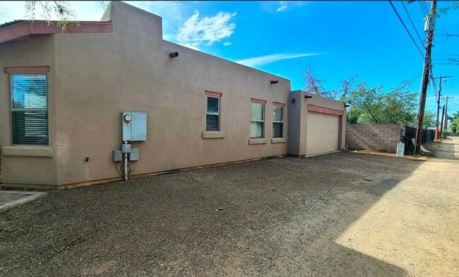 Building Photo - 3033 N Fremont Ave