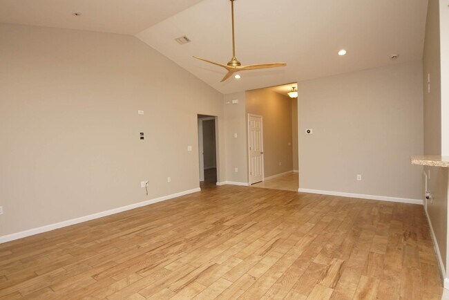 Building Photo - Central Niceville Location