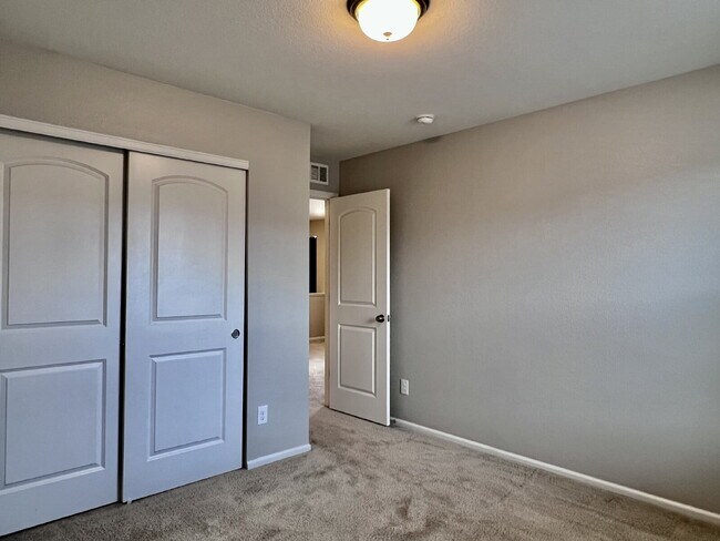Building Photo - Beautifully Maintained 4BR/3.5BA Townhome with Finished Basement in Prime Aurora Location w/2-Car...