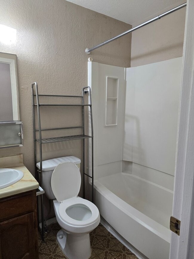 Building Photo - Ground Level One Bedroom