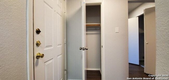 Building Photo - 2-Bed Apartment in the Heart of Universal City