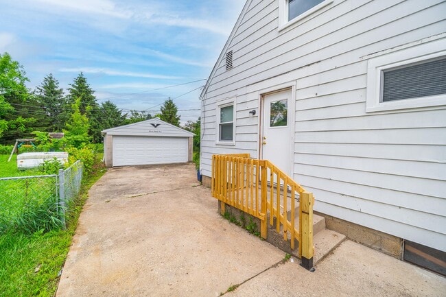 Building Photo - Charming Cape Cod Home in North Linden — 3...