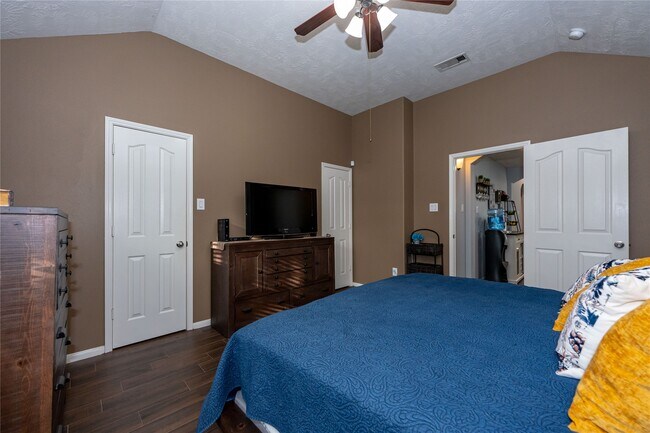 Building Photo - 10706 Plum Dale Way