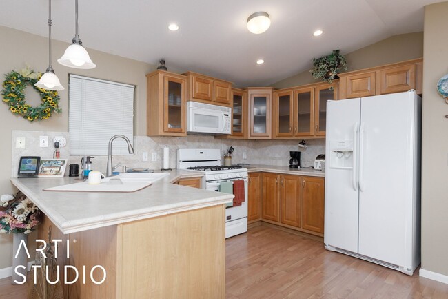 Building Photo - Fully furnished 2-bedroom 2-bathroom