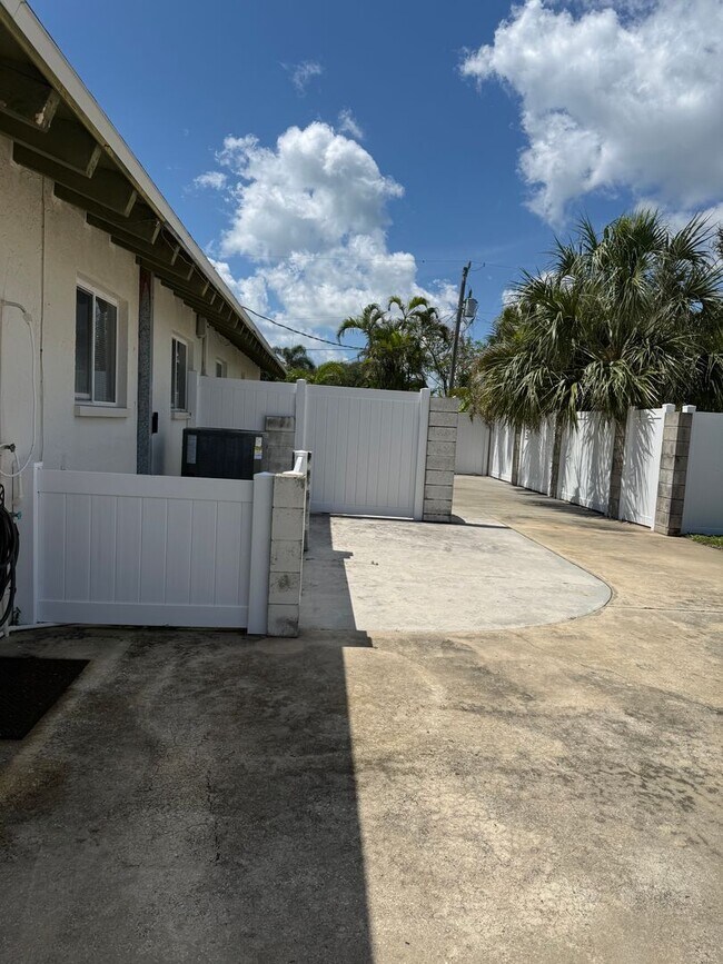 Building Photo - Pool home in Melbourne Beach