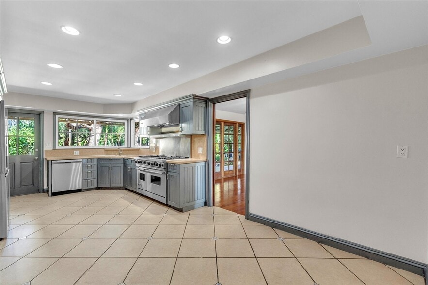 Building Photo - 16553 Hartsook St