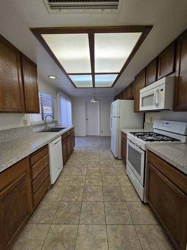 Building Photo - An Amazing Henderson 3 Bedroom Townhome!!