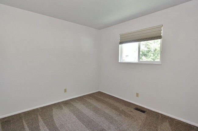 Building Photo - 102 View Cir