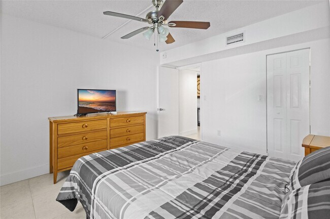 Building Photo - 16051 Blatt Blvd