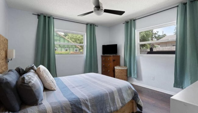 Building Photo - Discover the Allure of this Charming, Downtown 3 bedroom/2 Bath!