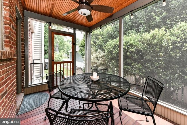 Building Photo - 904 Park Ave