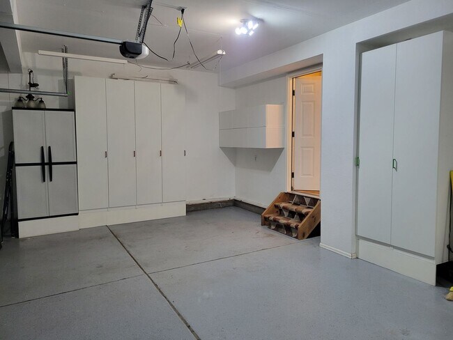 Building Photo - 4 Bedroom, 3.5 Bathroom Home with A/C! - A...