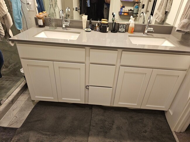 double vanity - 2050 Lohmans Spur Rd