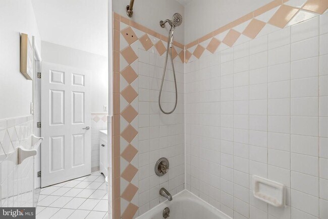 Building Photo - 928 N Bambrey St