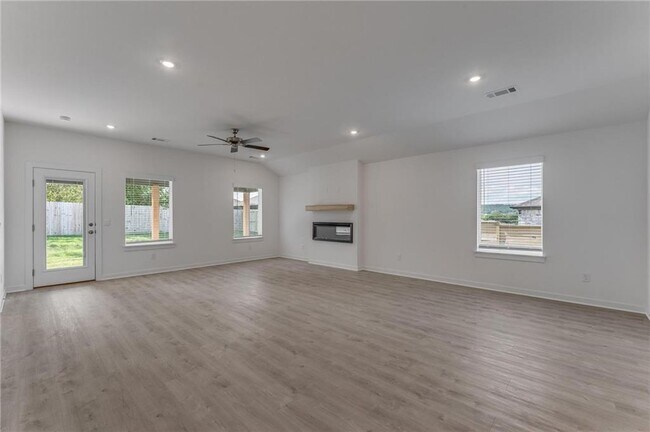 Building Photo - 981 PEBBLE Dr