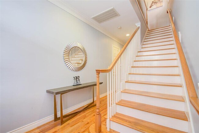 Building Photo - 1812 Staffordshire Crescent