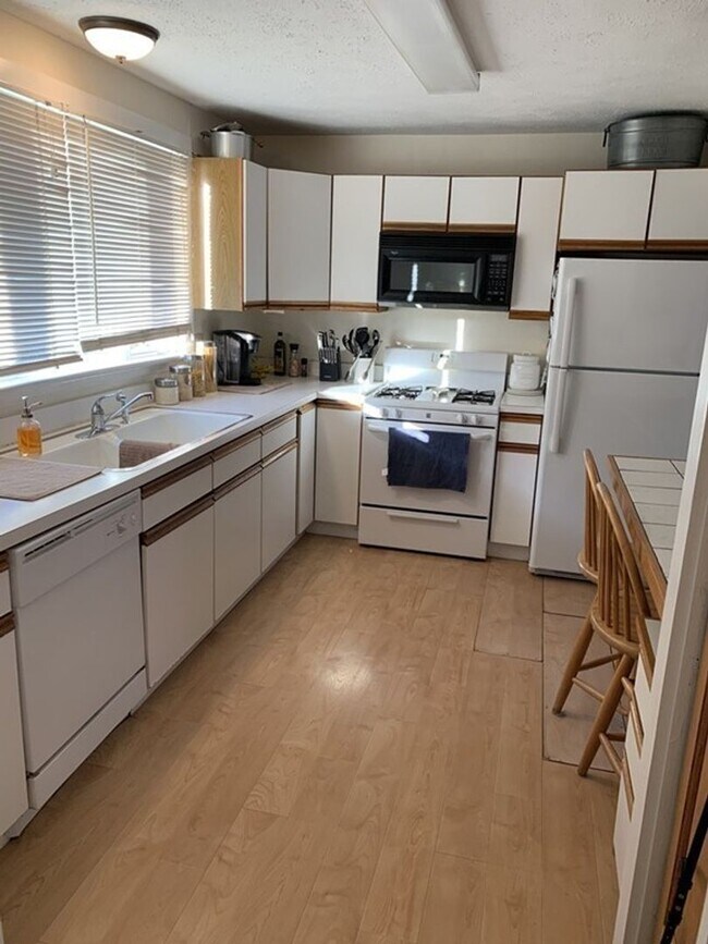 Building Photo - SINGLE FAMILY HOME IN BEAUTIFUL QUIET QUAI...