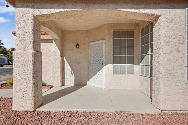Building Photo - 2054 Cardigan Ave