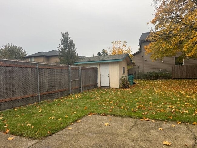 Building Photo - Large 2 bedroom duplex