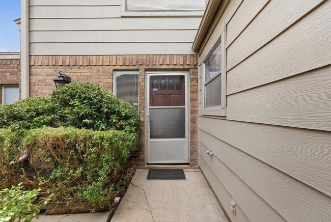 Building Photo - 8001 Rebawood Dr