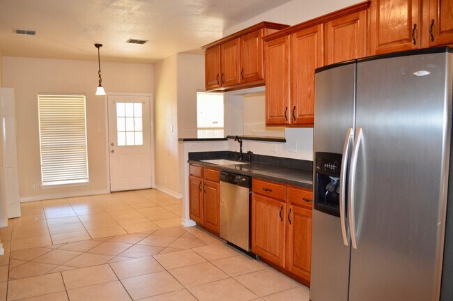 Building Photo - Rare custom stucc home 3 bed 2 bath