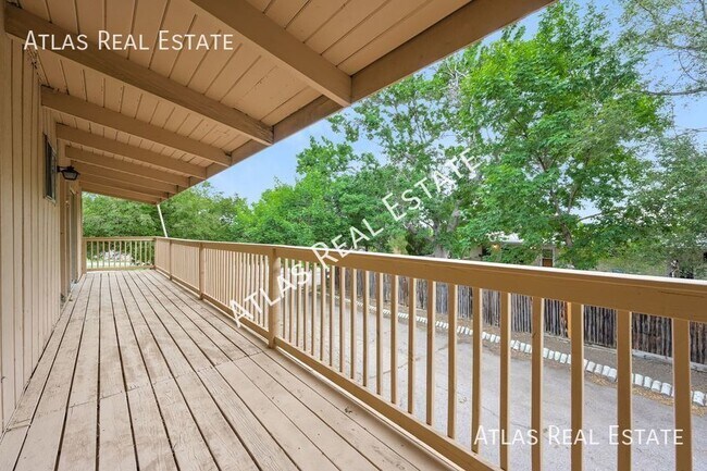 Building Photo - 3 Bedroom 2 Bath with laundry and finished...