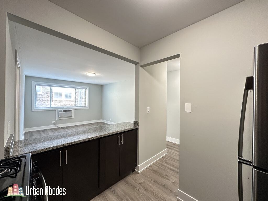 Building Photo - 528 W Surf St