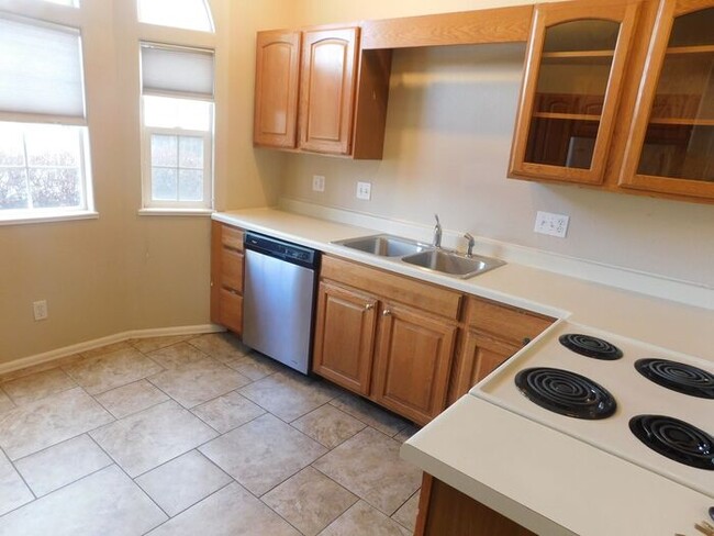 Building Photo - 3 bedroom home with fenced yard and garage...
