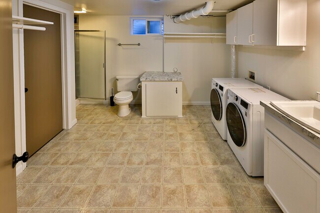Large laundromat/bathroom with storage - 1020 E Garden Ave
