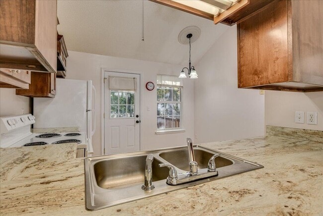 Building Photo - 146 Spring Oak Ln
