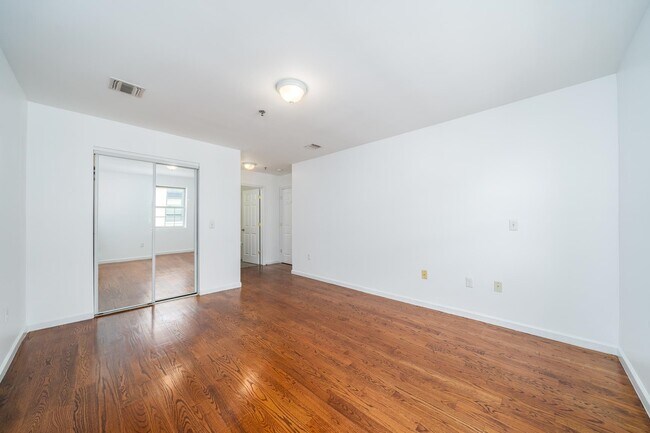 Building Photo - 135 38th St
