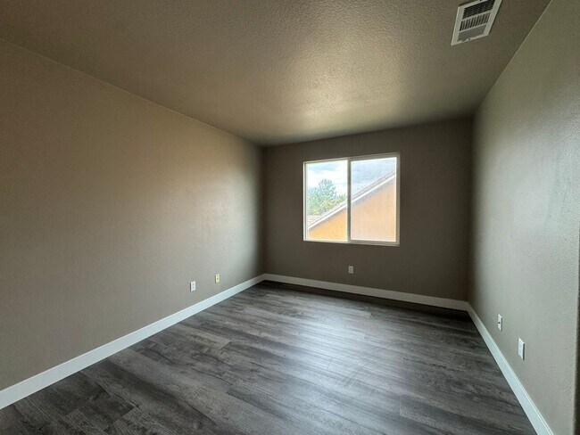 Building Photo - 5 Bedroom 3.5 Bathroom Home in Willowalk Community