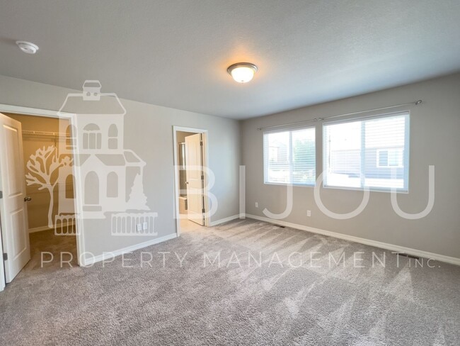 Building Photo - Beautiful Townhome across from Cumbre Vist...