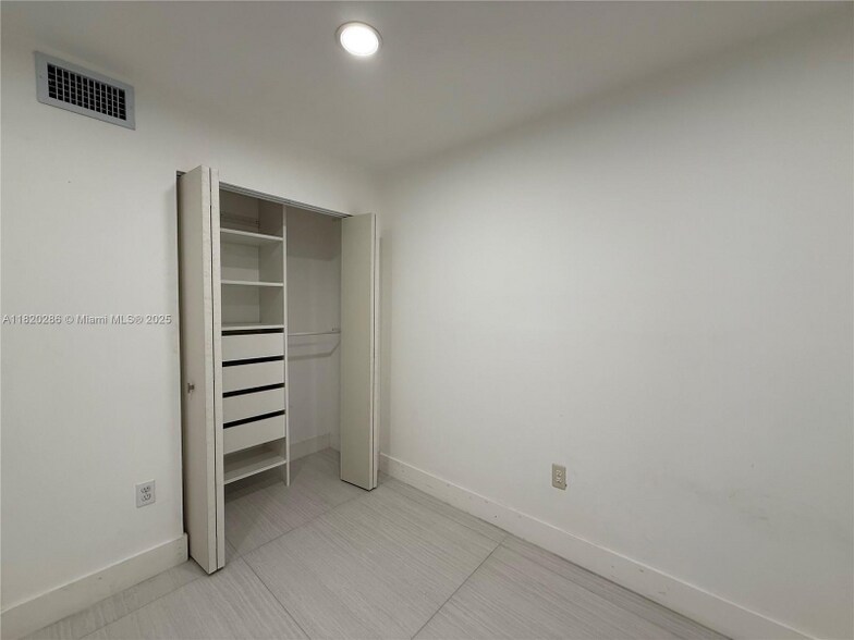 Building Photo - 9405 Fontainebleau Blvd