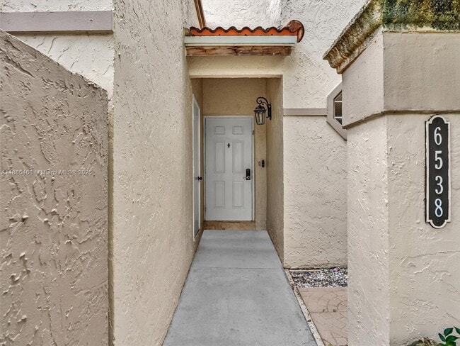 Building Photo - 6538 Via Regina