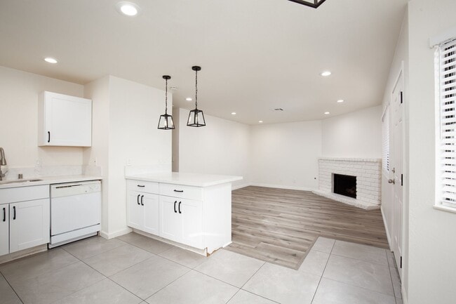 Building Photo - Completely remodeled 2nd floor unit near S...