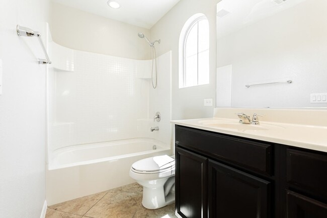 Building Photo - Exquisite 5 bedroom 4 bathroom home with fresh paint and new carpet waiting for you!