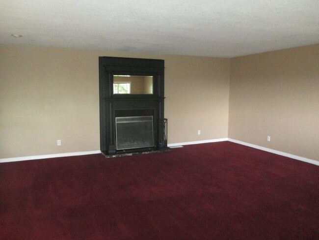 Building Photo - Beautiful Three Bedroom in the Hills of South Salem