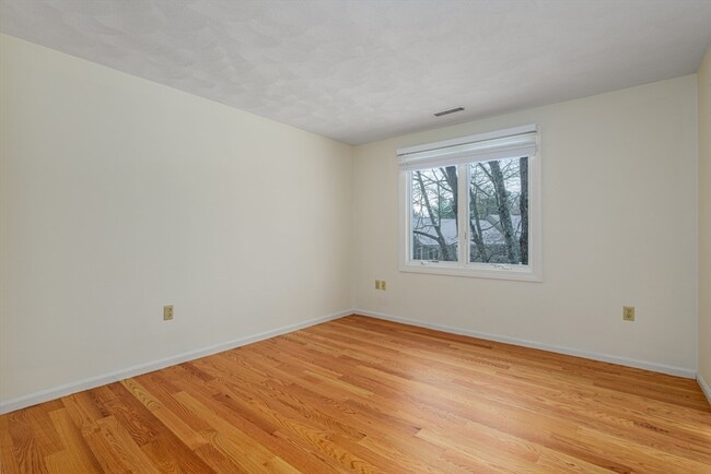 Building Photo - 13 Iris Way