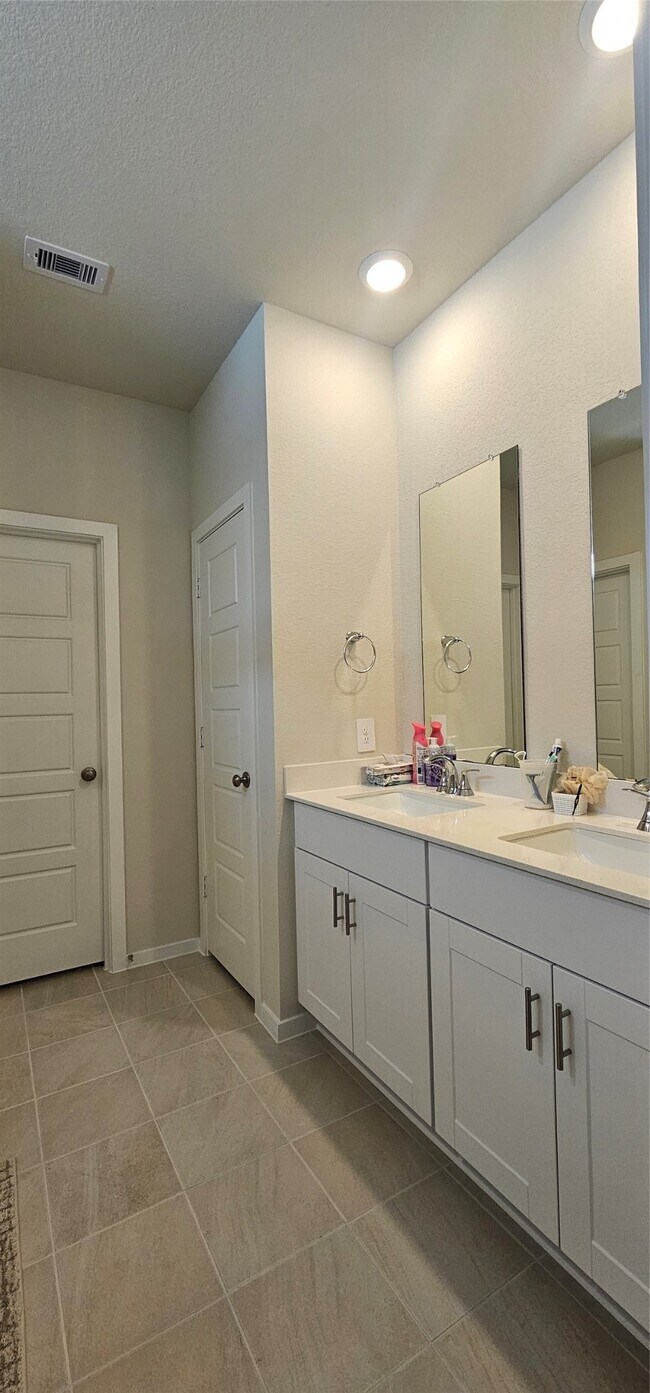 Building Photo - 29215 Farmhouse Ests Dr